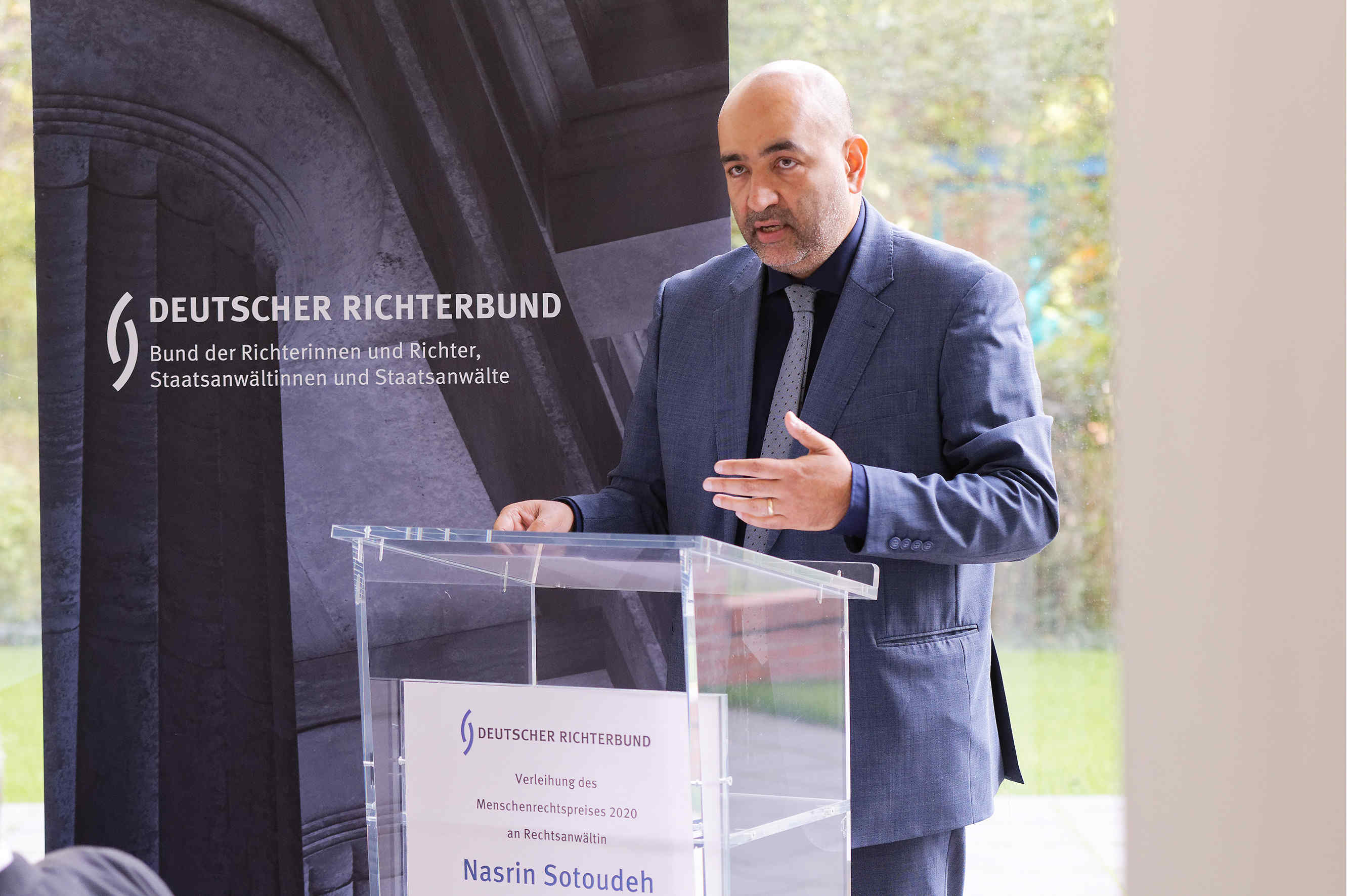 DRB-Menschenrechtspreisverleihung 2020 | Omid Nouripour | Bildquelle: DRB, Andreas Burkhardt Laudator Omid Nouripour spricht bei der DRB-Menschenrechtspreisverleihung 2020