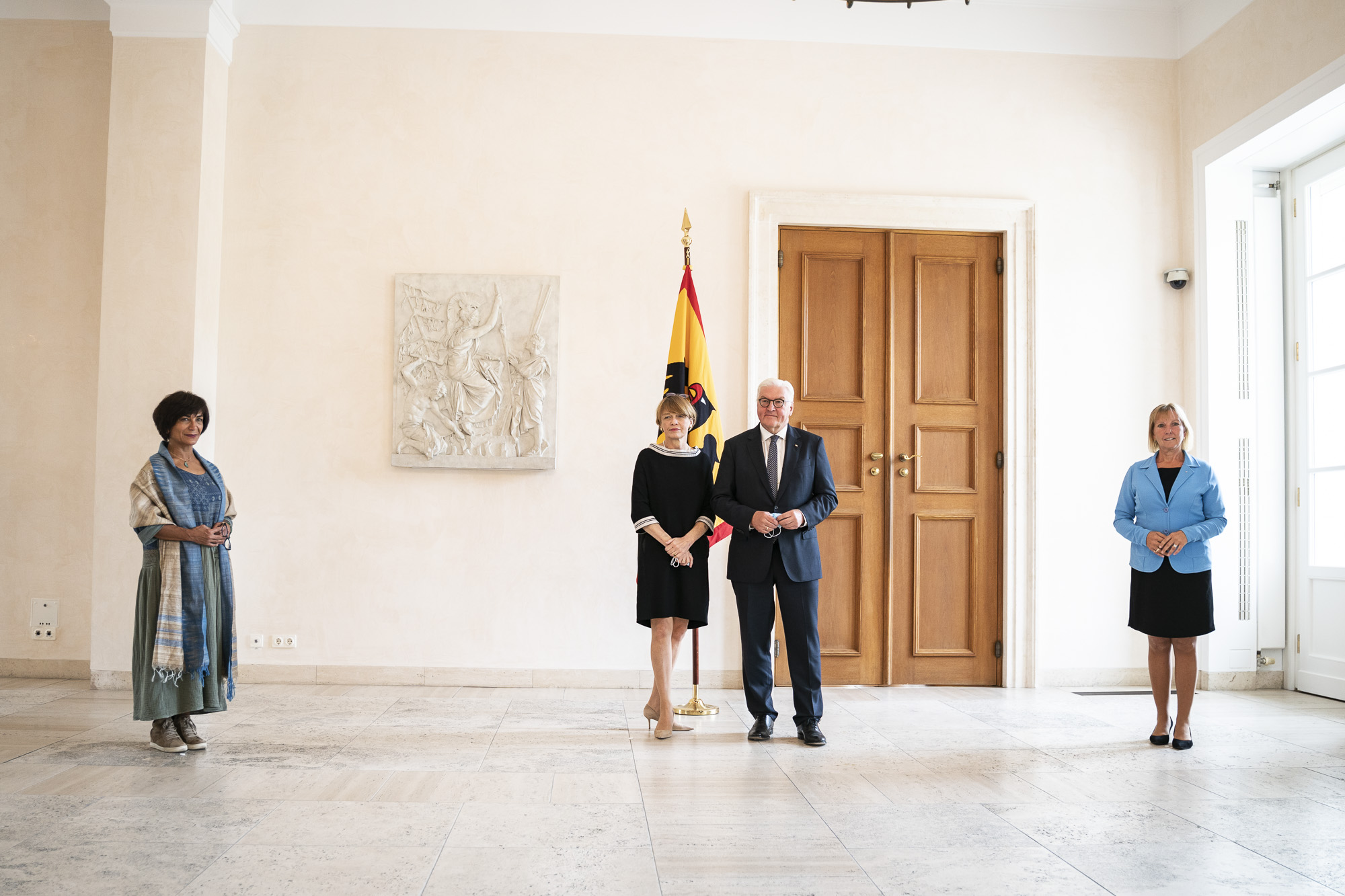 Mansoureh Shojaee und Barbara Stockinger mit Bundespräsident Walter Steinmeier und seiner Frau