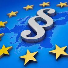 Europakarte blau überdeckt mit einem Kreis aus gelben Sternen und einem §