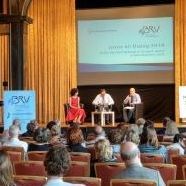Justiz im Dialog in München: Redner auf der Bühne, Publikum davor