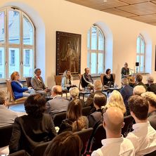 Justiz im Dialog in Bayern | Bildquelle: Olaf Beller, Bayerischer Richterverein Blick vom Publikum aufs Podium mit den Gästern für die DRB-Reihe "Justiz im Dialog" in Nürnberg