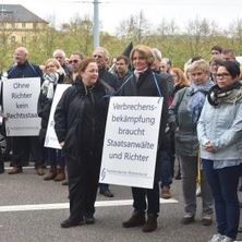 Aktionstag: Berufsverbände der Justiz demonstrieren für mehr Personal Berufsverbände der Justiz demonstrieren in Saarbrücken für mehr Personal im Saarland